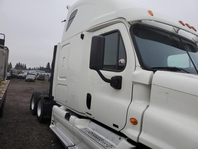  Salvage Freightliner Cascadia 1