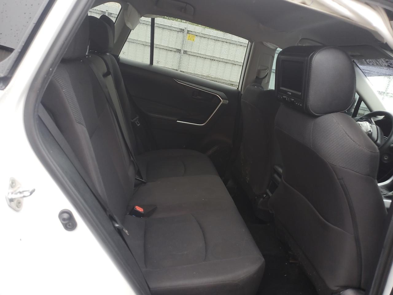 Toyota RAV4 Le Image 9