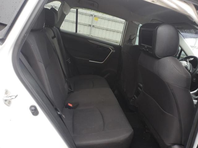 Toyota RAV4 Le Image 9