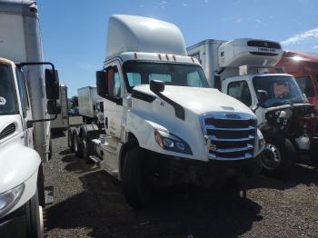  Salvage Freightliner Cascadia 1