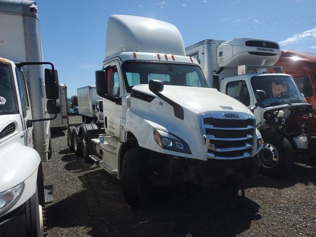  Salvage Freightliner Cascadia 1