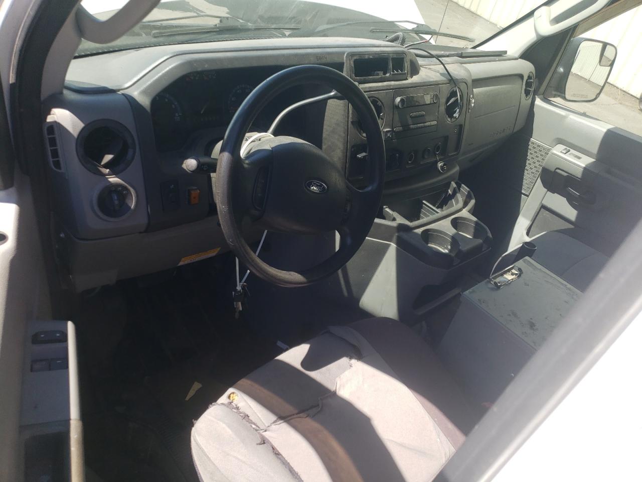 Ford Econoline E250 Van Image 4