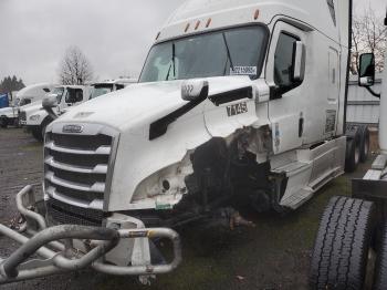  Salvage Freightliner Cascadia 1