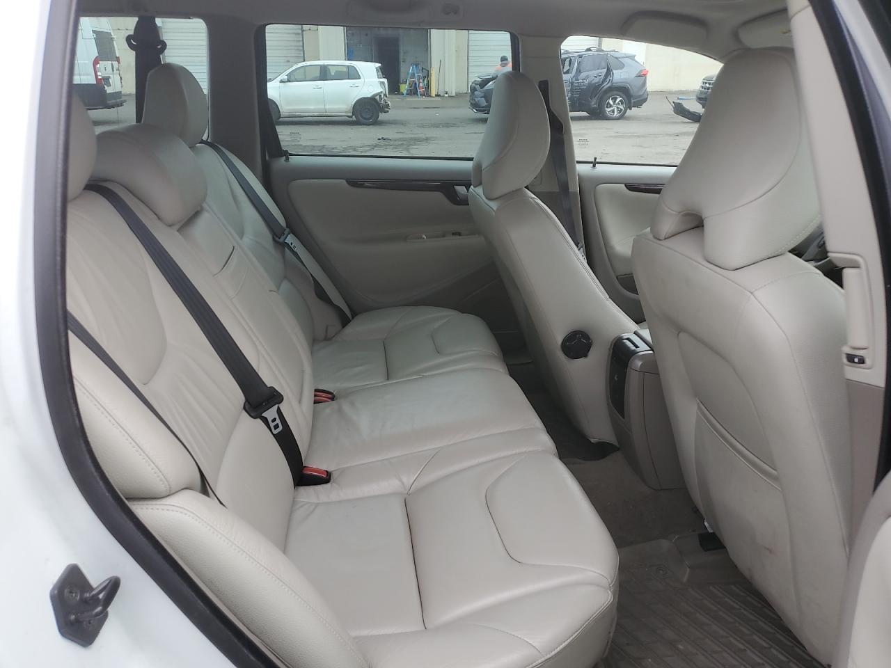 Volvo V70 2.5t Image 2