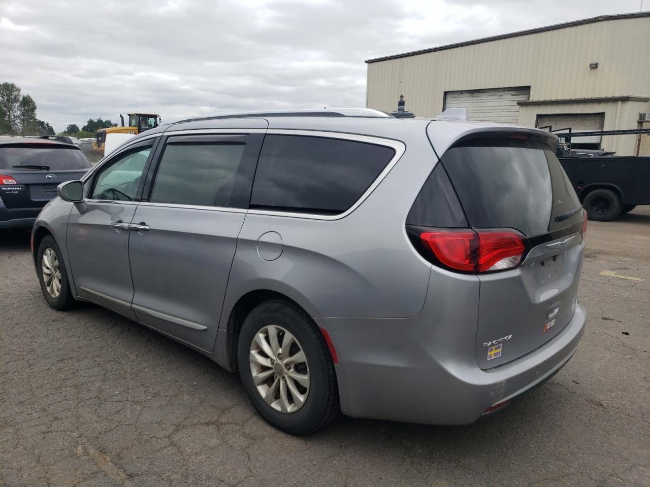 Chrysler Pacifica Touring L Image 3