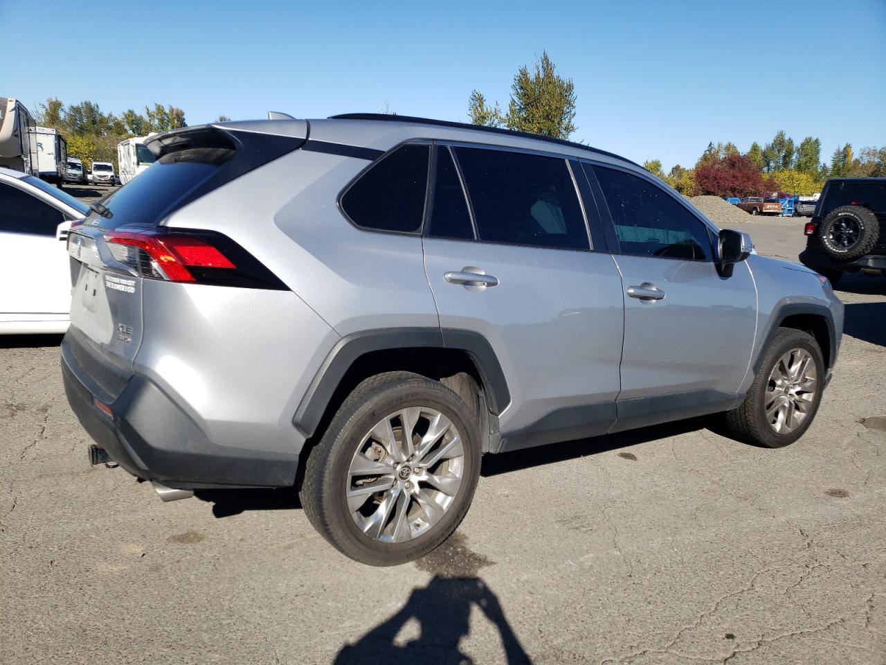 Toyota RAV4 Xle Premium Image 3