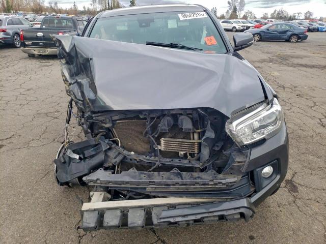 Toyota Tacoma Double Cab Image 3
