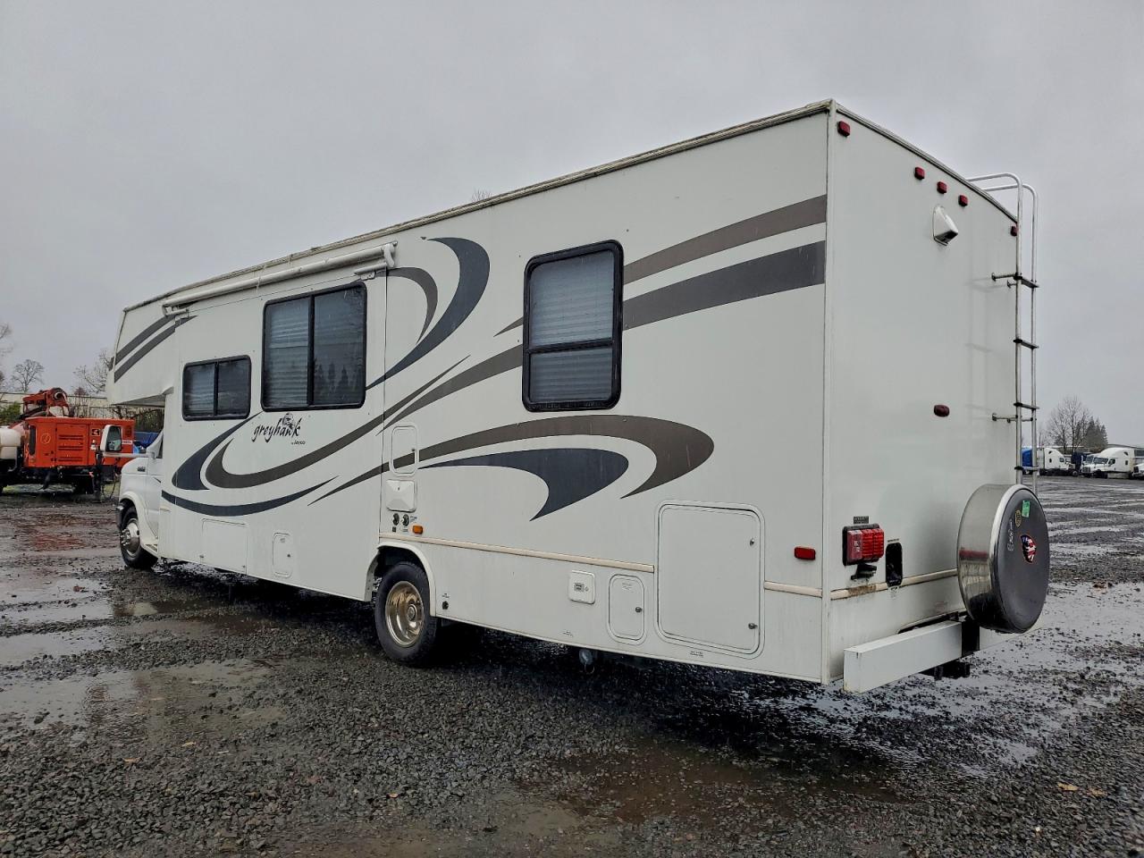 Ford Econoline E450 Super Duty Cutaway Van Image 2