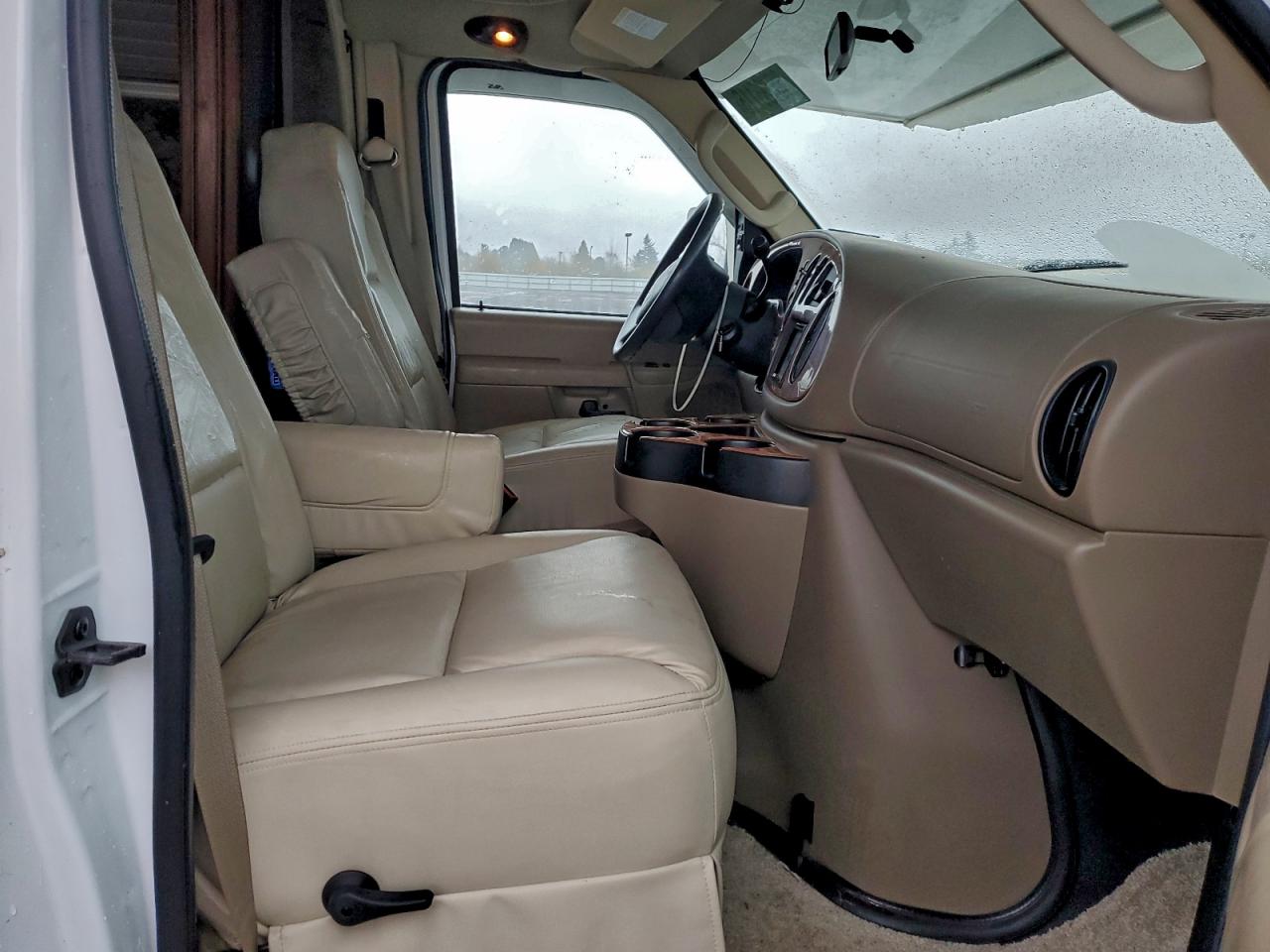 Ford Econoline E450 Super Duty Cutaway Van Image 4