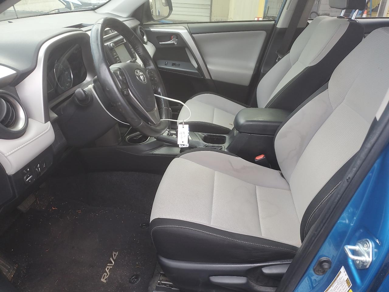 Toyota RAV4 Le Image 9