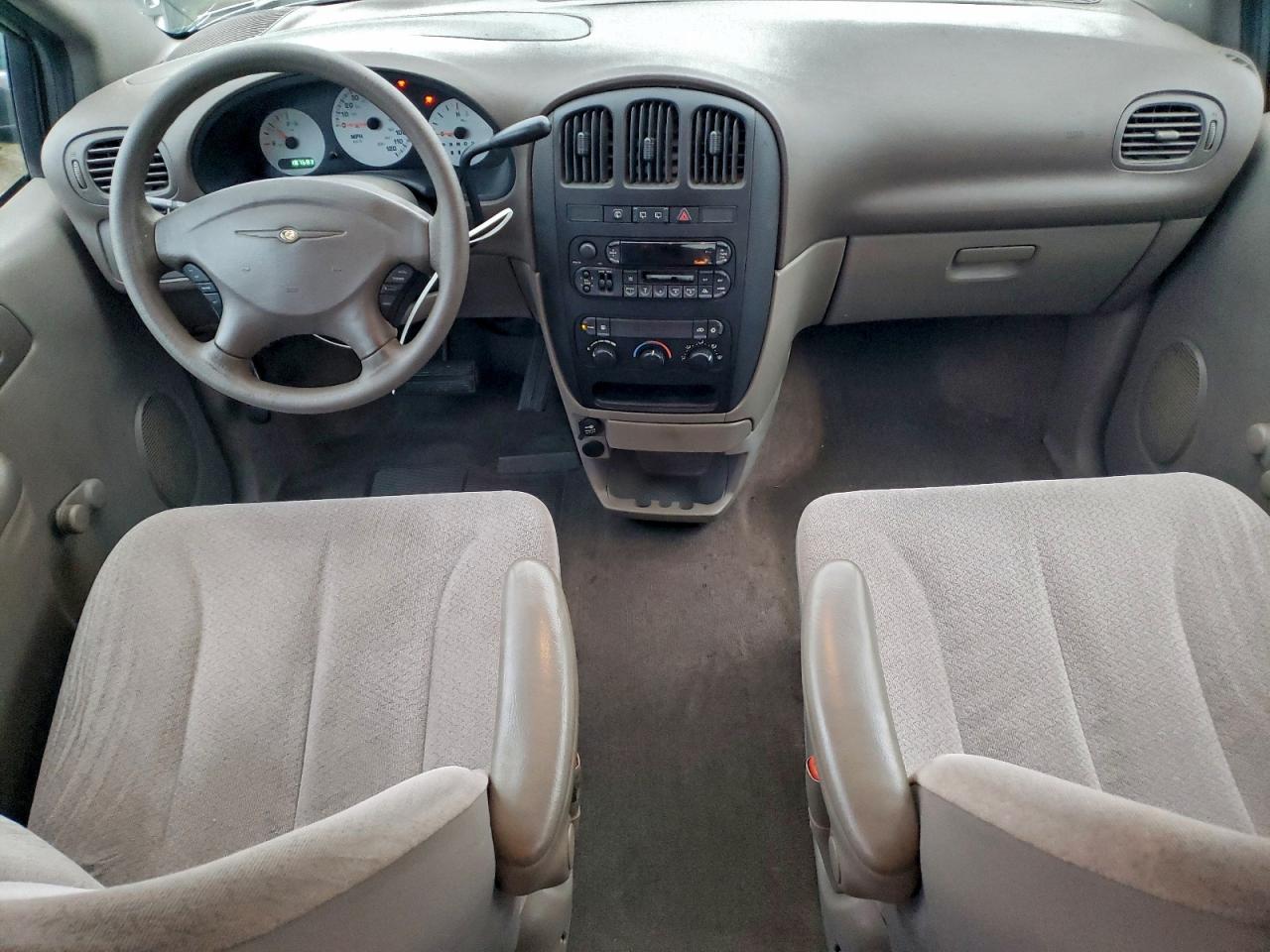 Chrysler Voyager Image 11