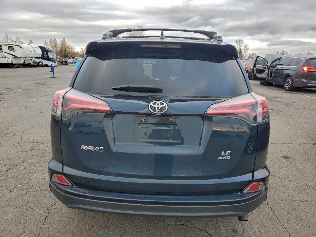 Toyota RAV4 Le Image 2