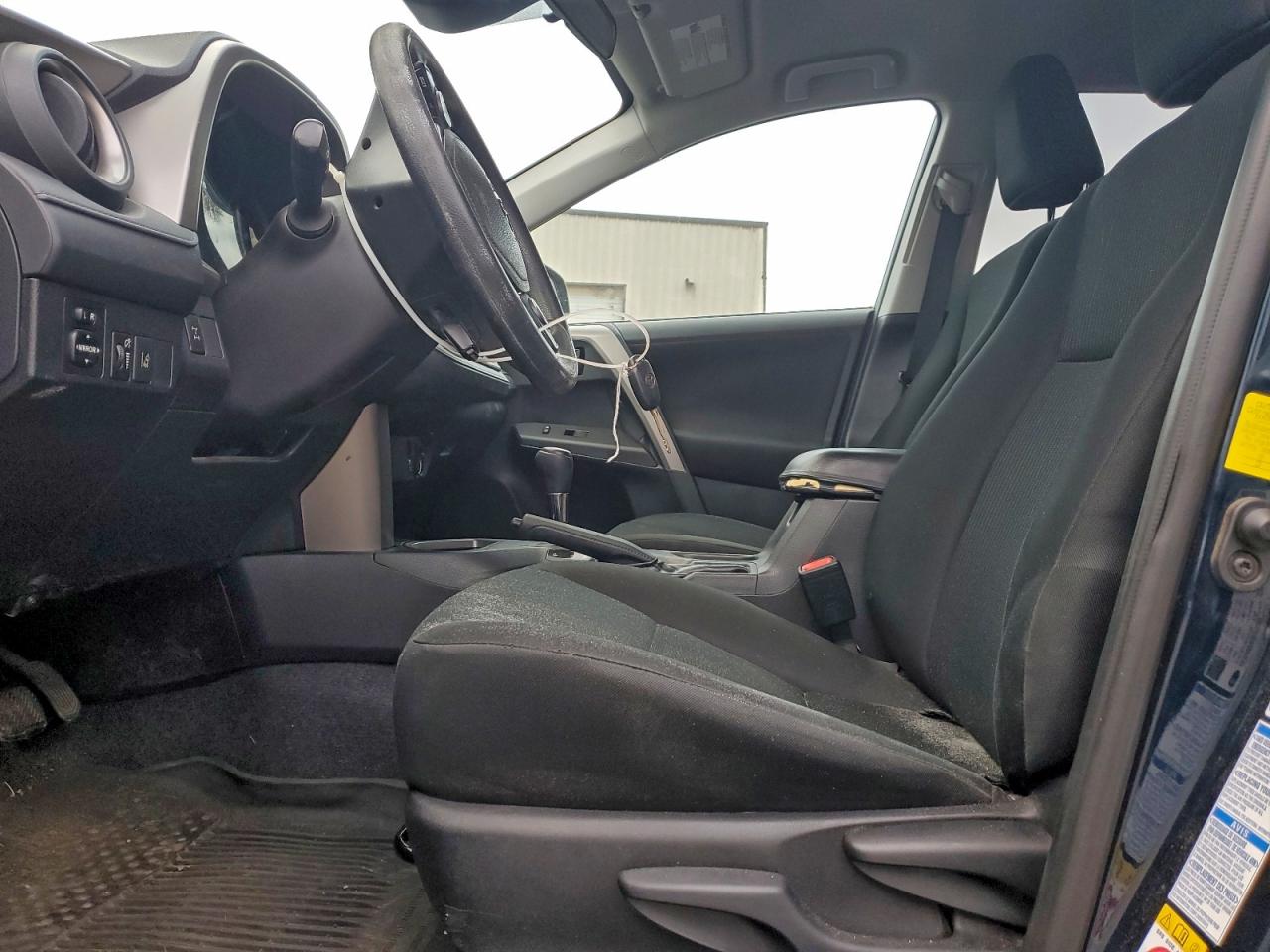 Toyota RAV4 Le Image 4