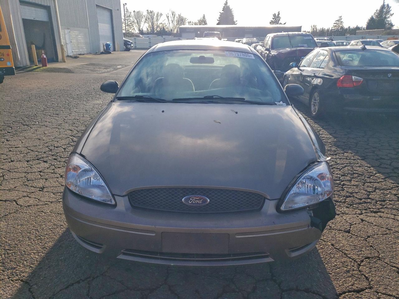 Ford Taurus Se Image 2