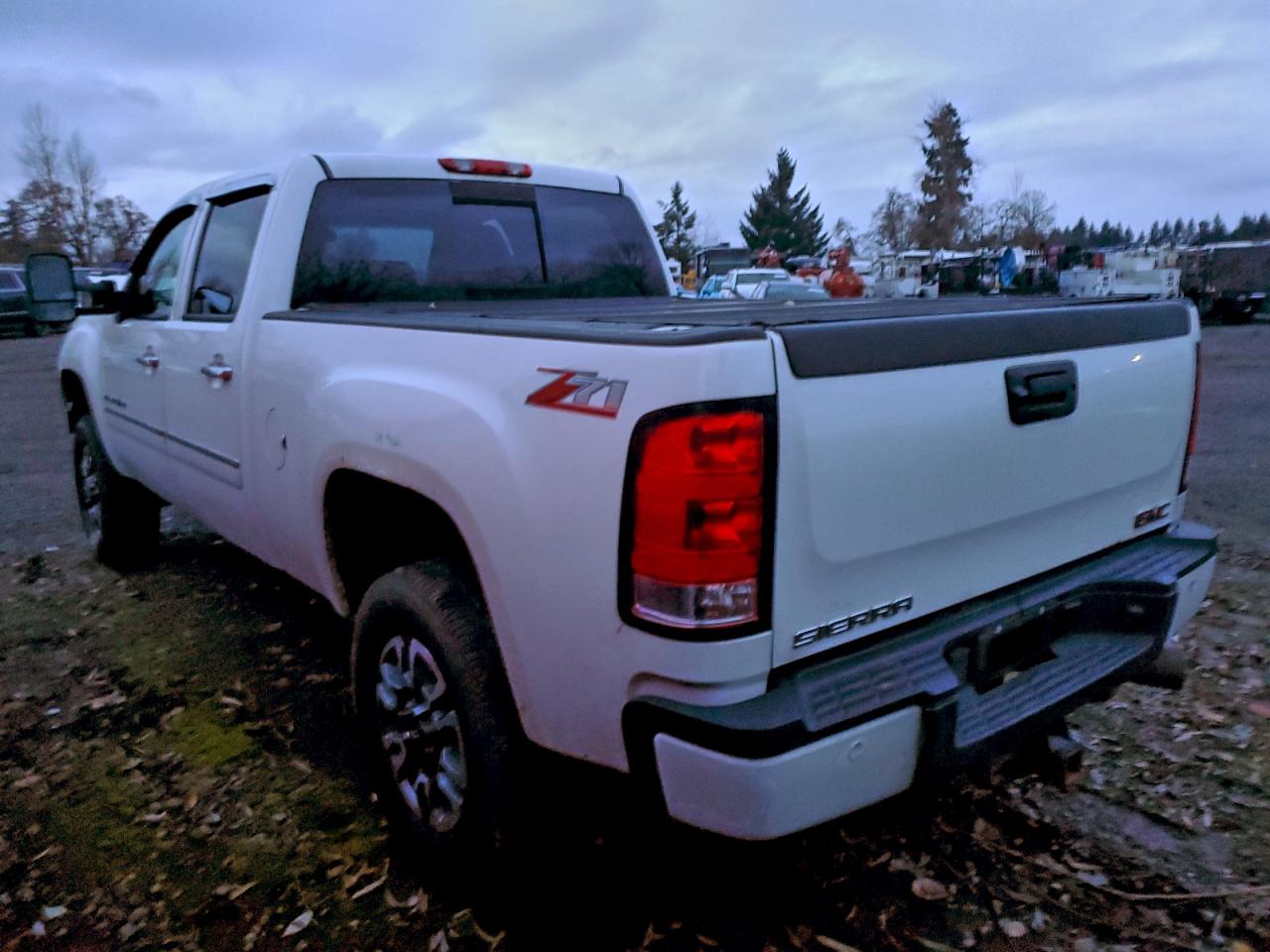 GMC Sierra K3500 Denali Image 3