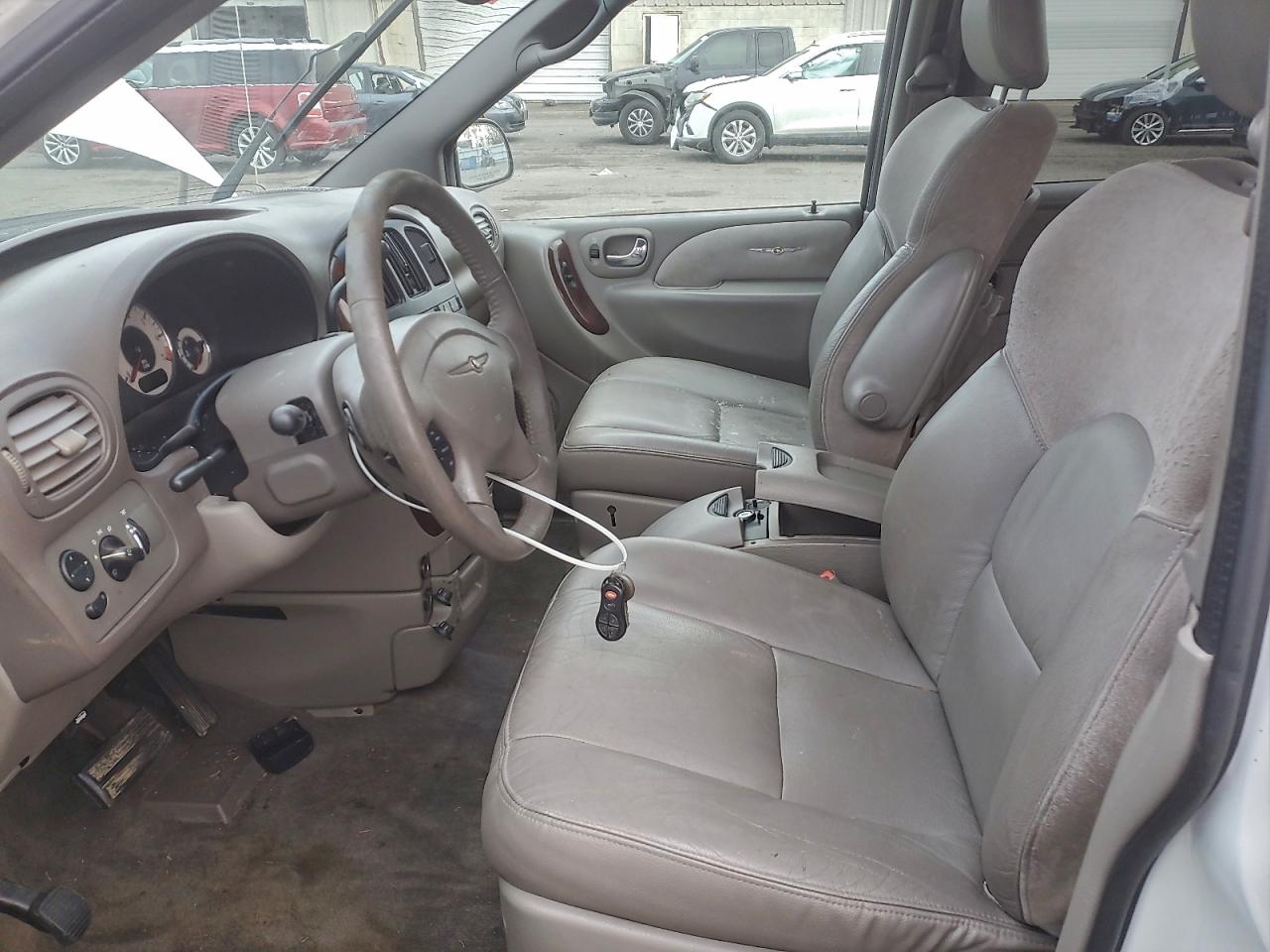 Chrysler Minivan Limited Image 10