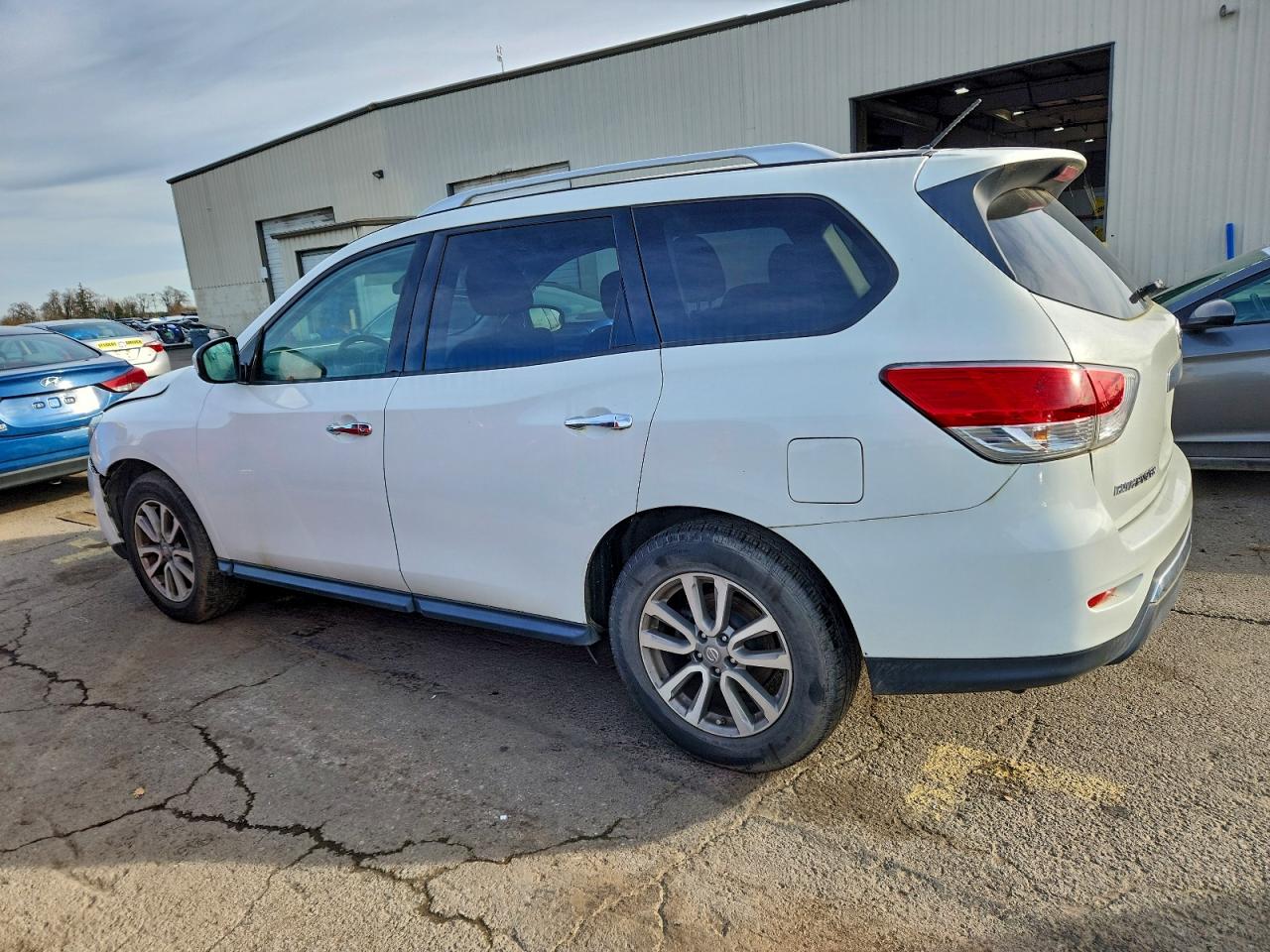 Nissan Pathfinder S Image 3