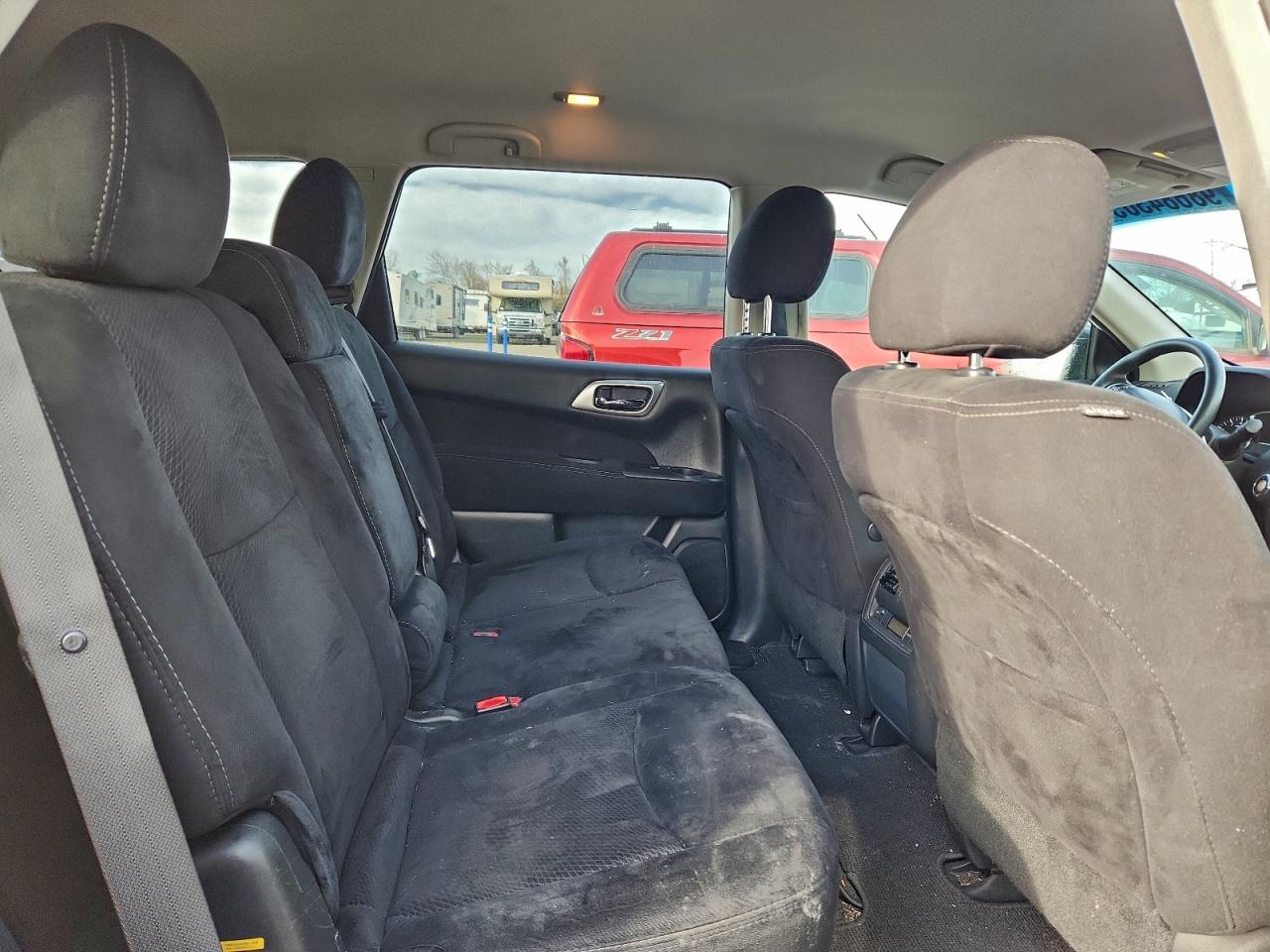 Nissan Pathfinder S Image 8